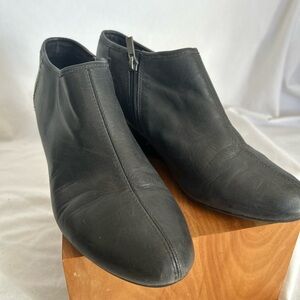 CLARKS- Black Leather Ankle Boots-9 (soft cushion)